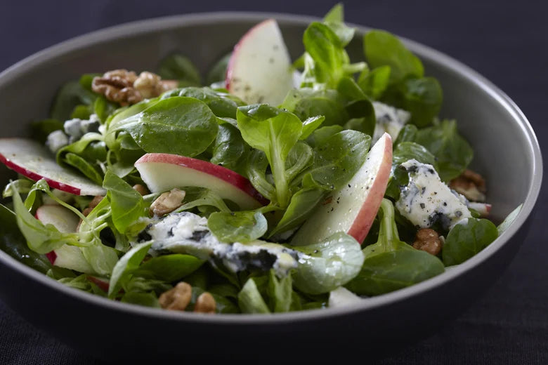 Salade de roquefort, pomme et noix